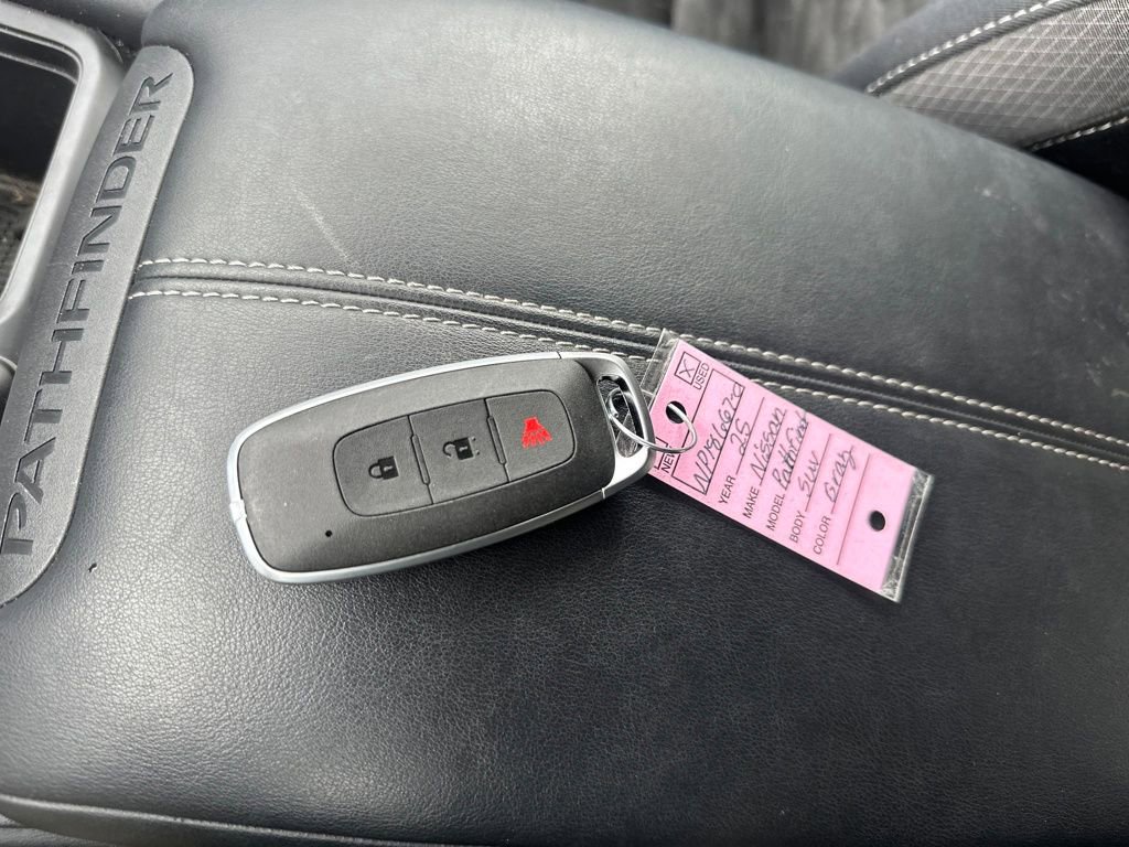 Used 2025 Nissan Pathfinder S image 19