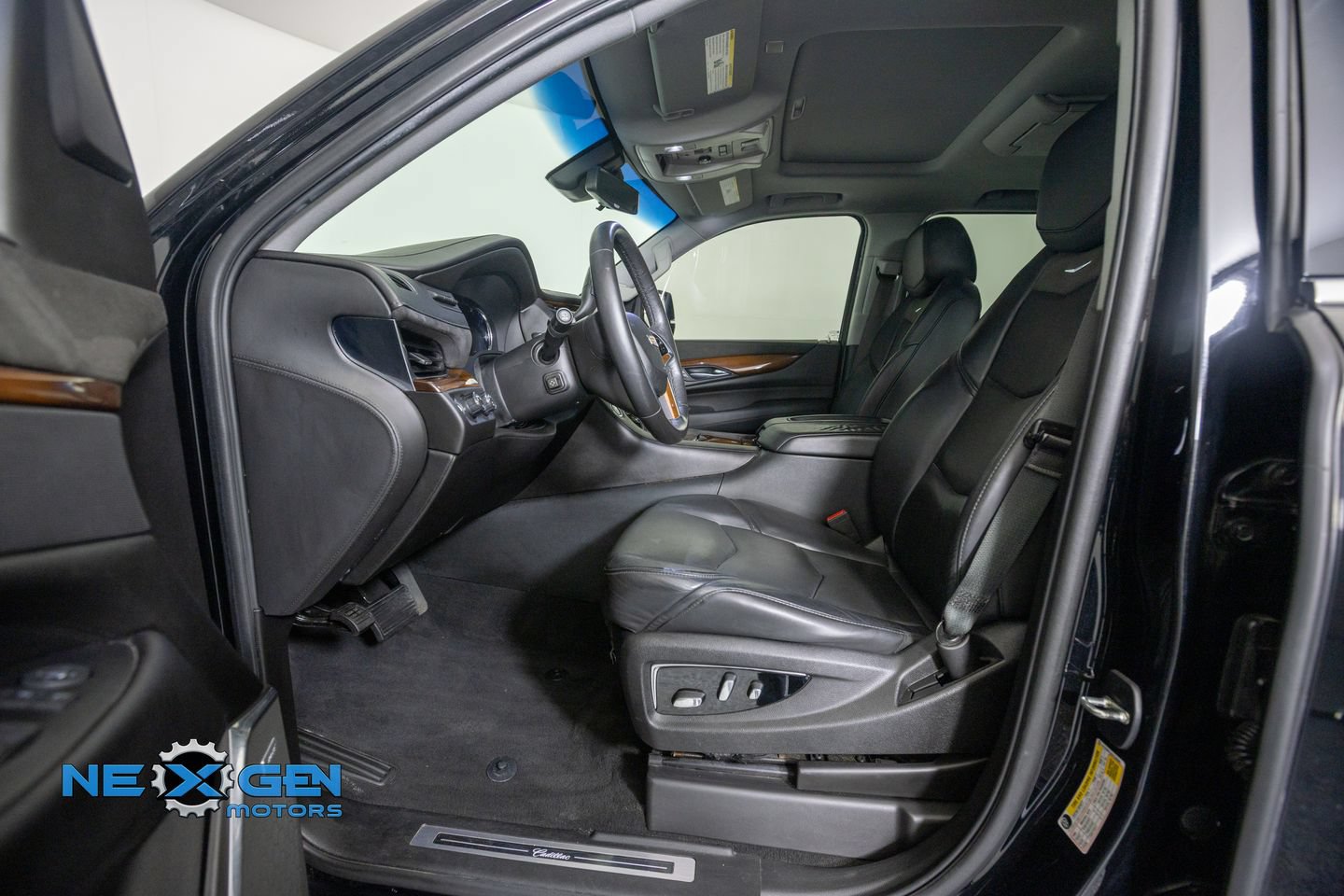 Used 2017 Cadillac Escalade Luxury AWD/4WD image 12