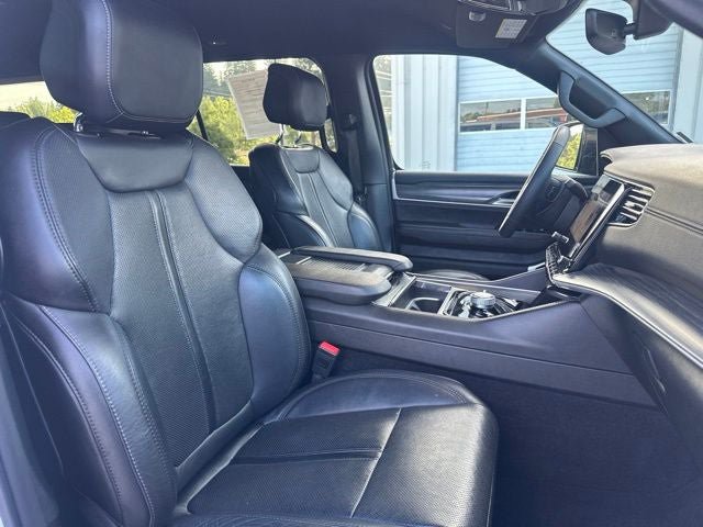 Used 2024 Jeep Wagoneer L Series II w/ Flexible Seating Group AWD/4WD image 11
