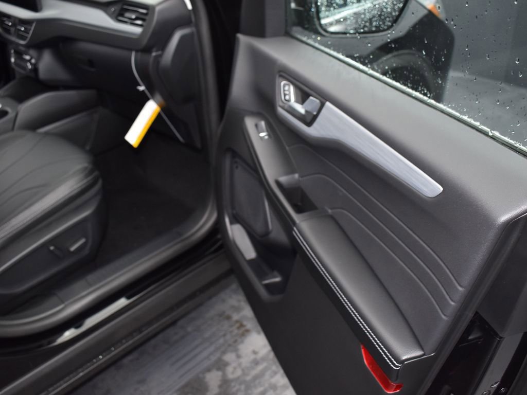 New 2025 Ford Escape SE w/ PHEV Premium Package FWD image 17