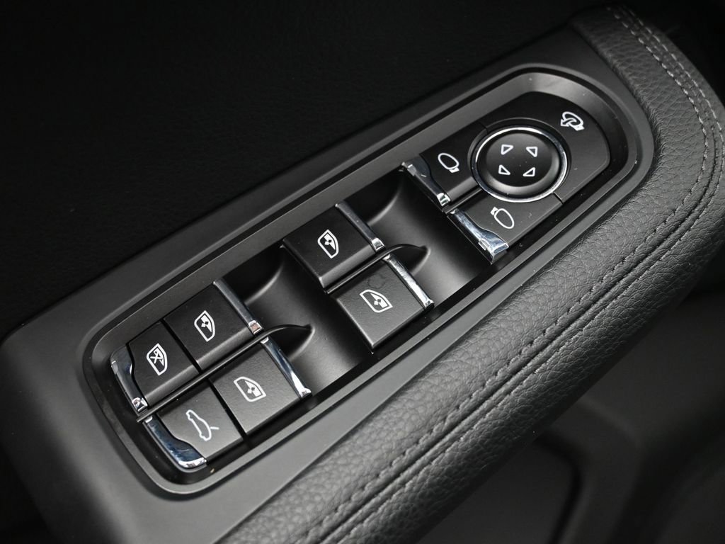 Certified 2026 Porsche Macan image 19