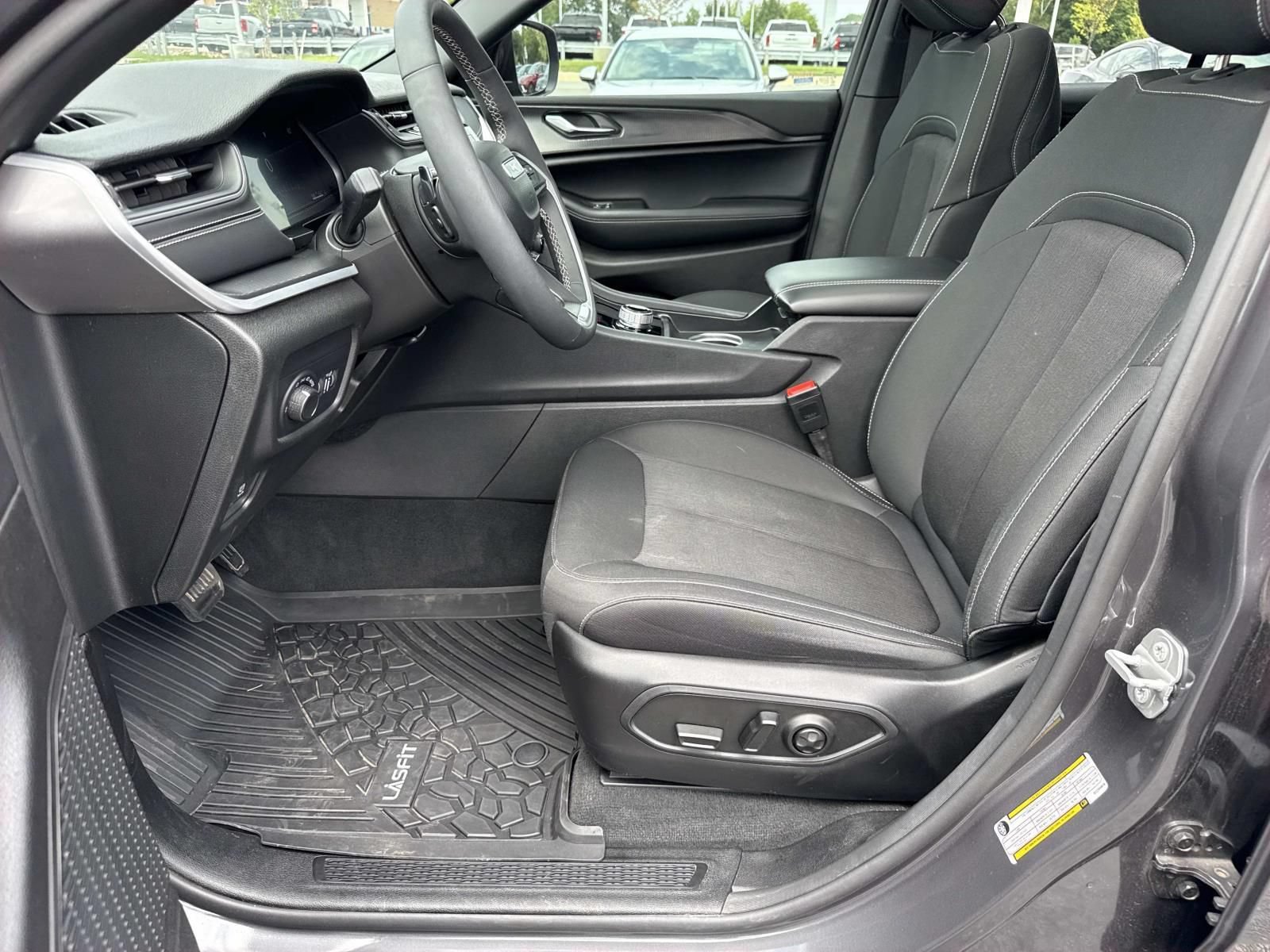 Used 2025 Jeep Grand Cherokee Laredo X w/ Luxury Tech Group I AWD/4WD image 29