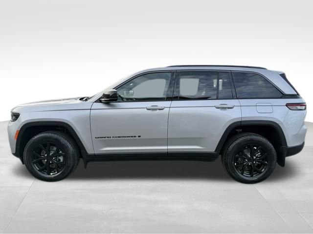 New 2026 Jeep Grand Cherokee Altitude image 4