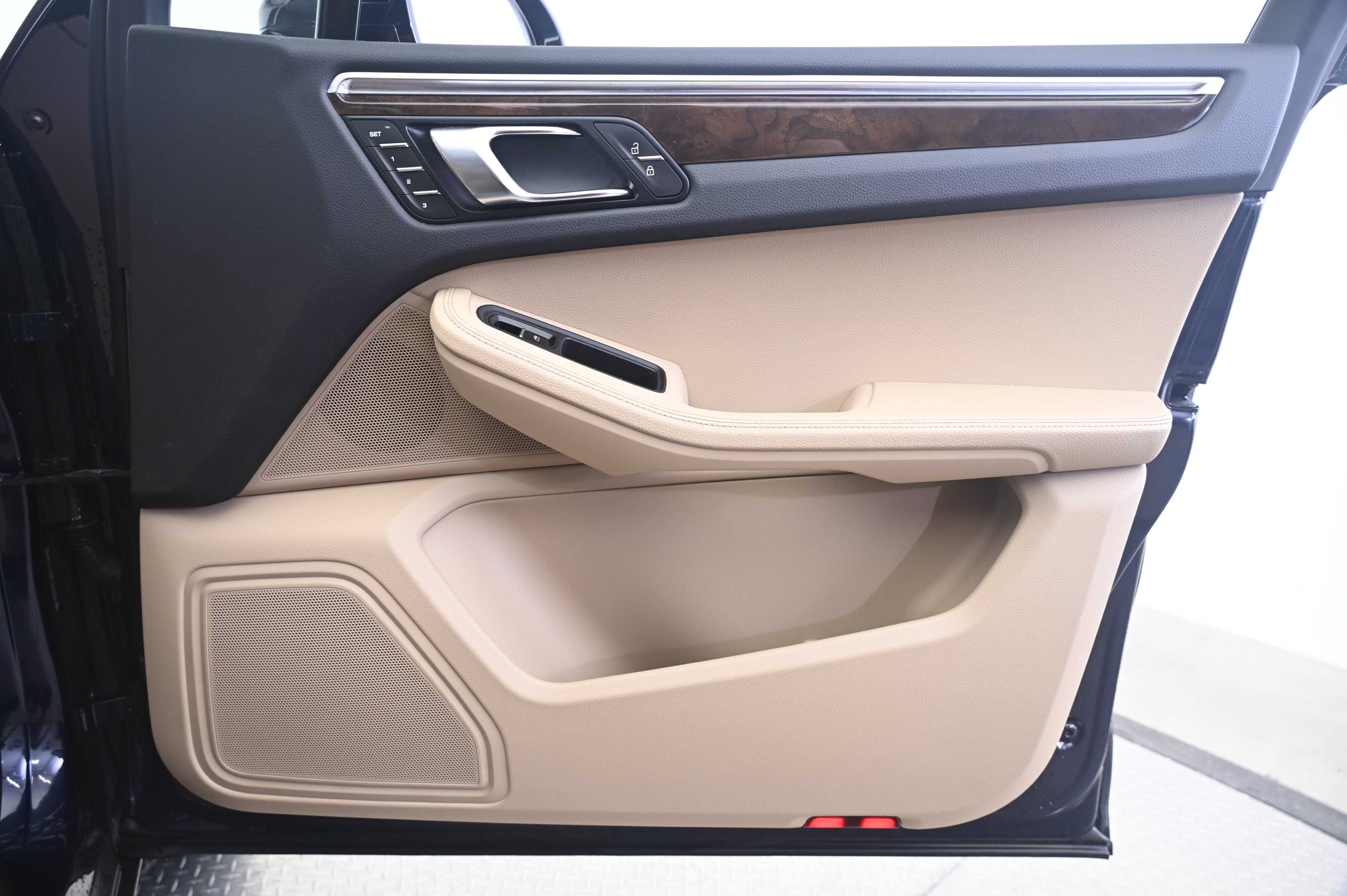 Certified 2023 Porsche Macan AWD/4WD image 20