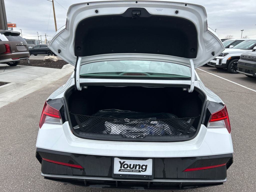 Used 2025 Hyundai Elantra SEL image 21