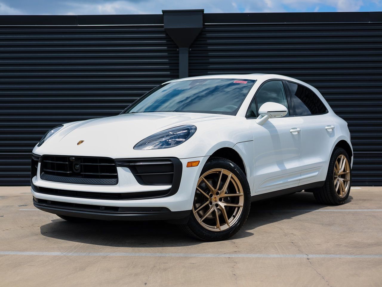 Certified 2025 Porsche Macan AWD/4WD image 1