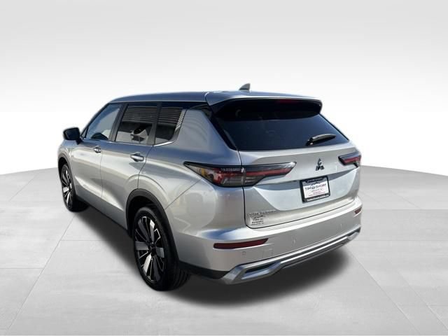 Used 2025 Mitsubishi Outlander SE FWD image 11