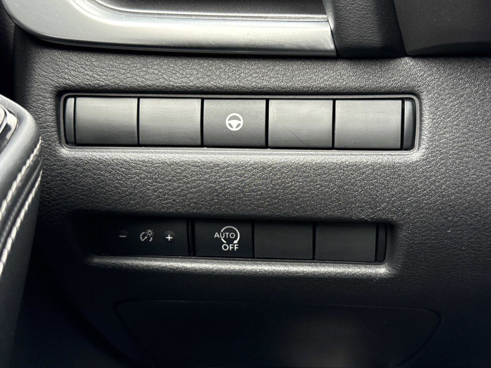 Used 2023 Nissan Rogue SV image 12