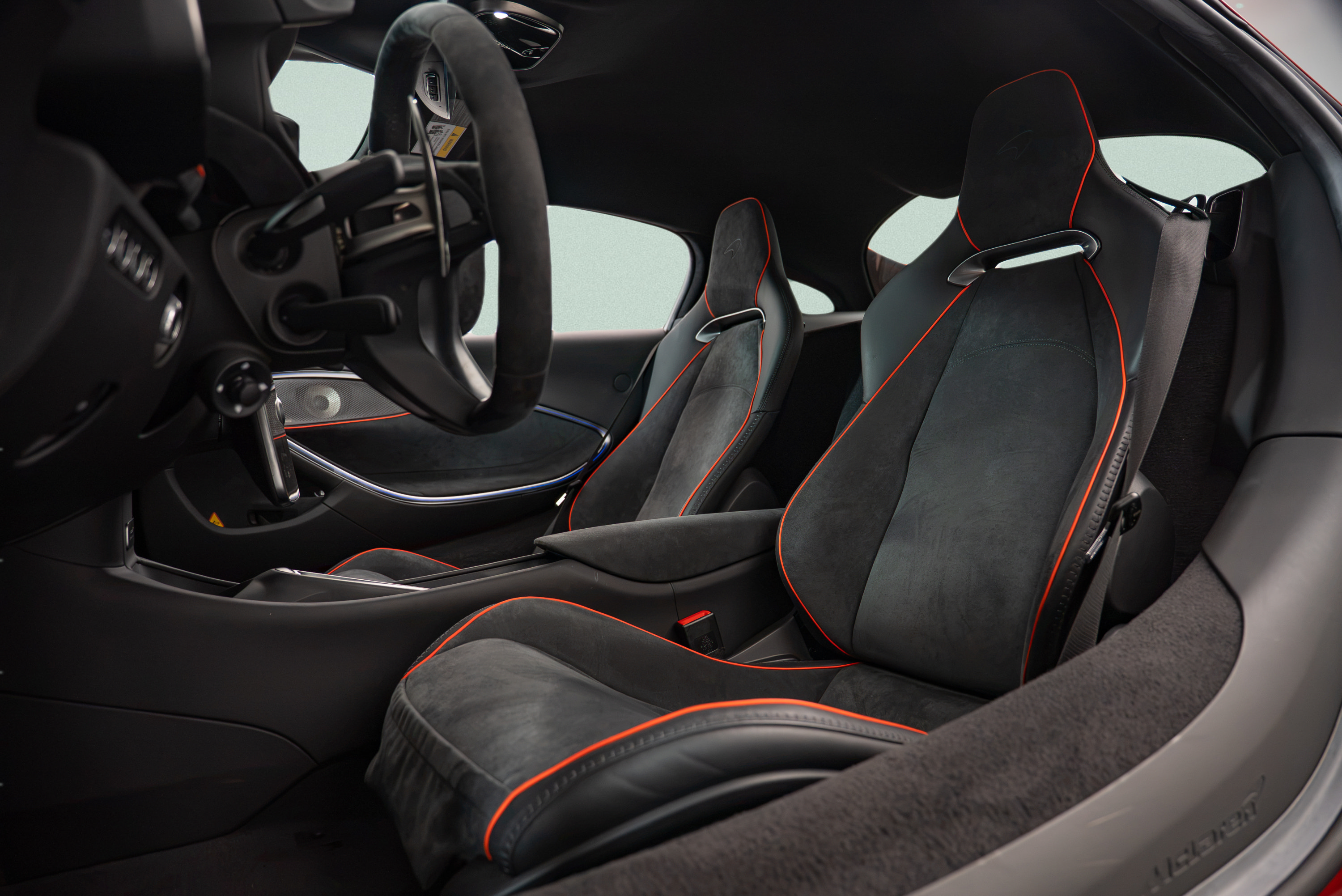 Used 2023 McLaren Artura RWD image 9