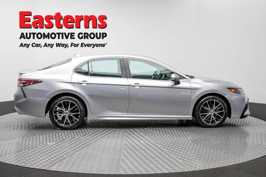 Used 2021 Toyota Camry SE w/ Carpet Mat Package (TMS) FWD image 4