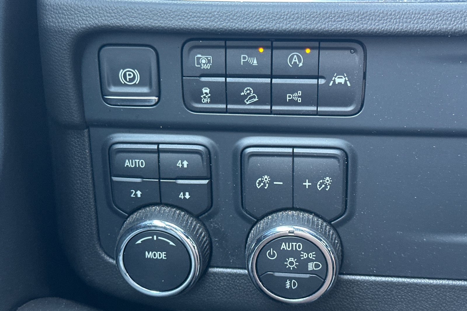 Used 2025 Chevrolet Suburban Z71 AWD/4WD image 40