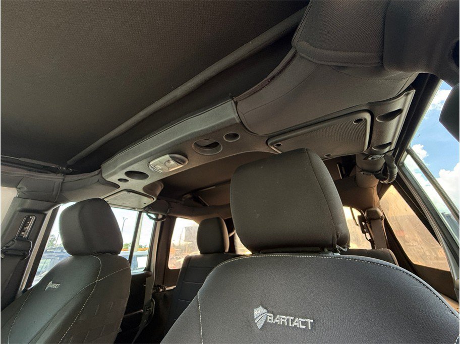 Used 2015 Jeep Wrangler Unlimited Rubicon w/ Connectivity Group AWD/4WD image 38