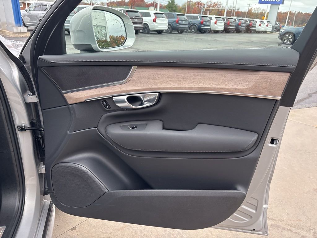 Certified 2025 Volvo XC90 B6 Plus image 38
