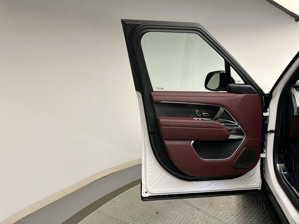 New 2025 Land Rover Range Rover Long Wheelbase Autobiography image 8