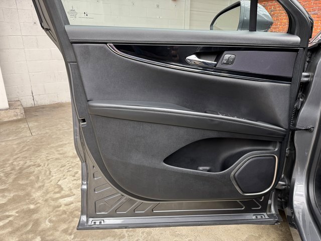 Used 2022 Lincoln Nautilus Reserve image 10