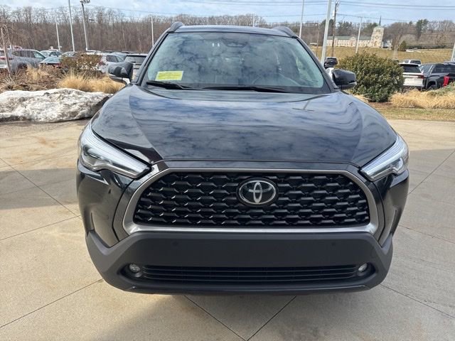 Used 2025 Toyota Corolla Cross XLE image 2