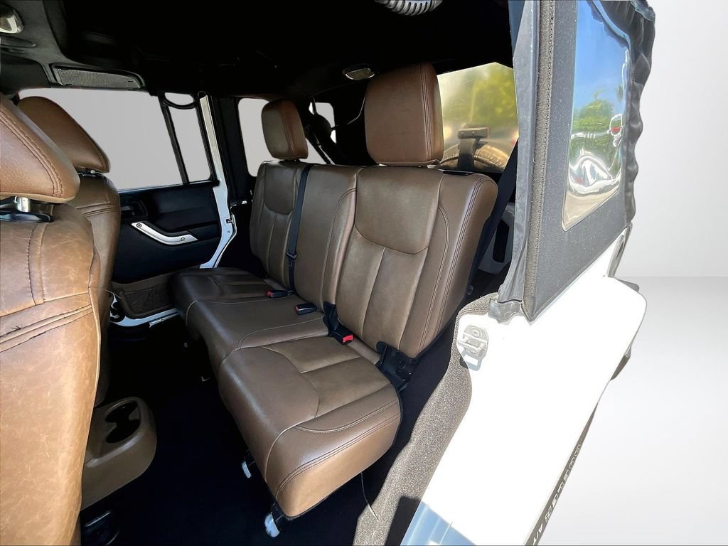 Used 2015 Jeep Wrangler Unlimited Sahara w/ Connectivity Group AWD/4WD image 27