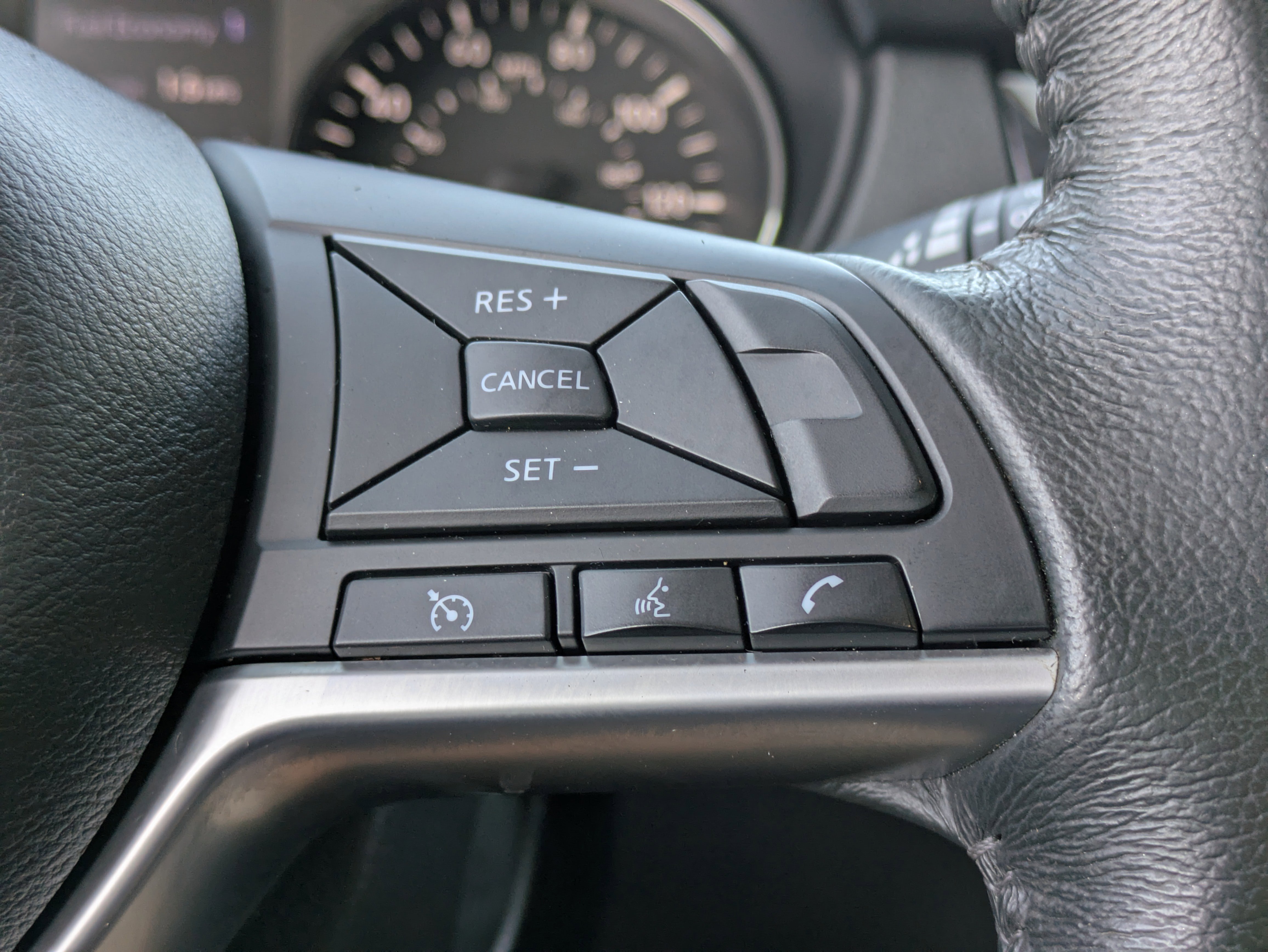 Used 2018 Nissan Rogue SV image 24