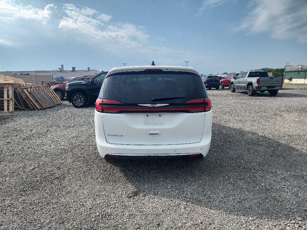 Used 2023 Chrysler Pacifica Touring-L FWD image 6