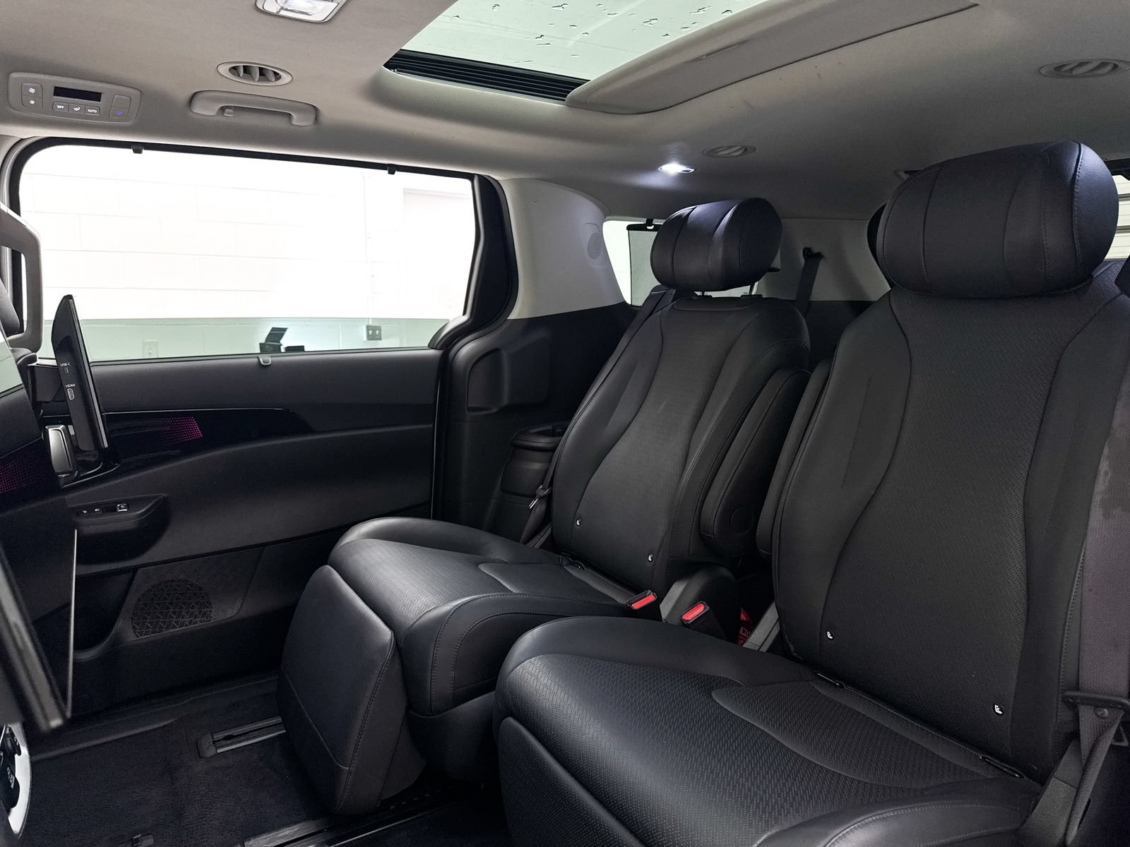 Certified 2025 Kia Carnival SX Prestige FWD image 35