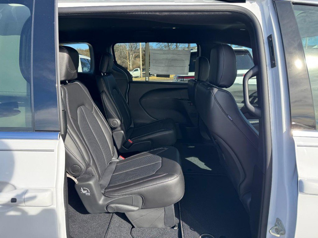 New 2026 Chrysler Voyager LX image 5