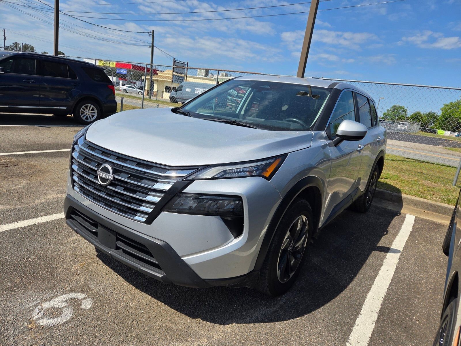 Used 2025 Nissan Rogue SV image 3