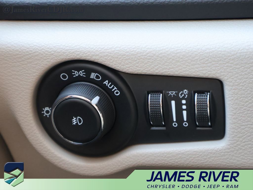 Used 2024 Chrysler Pacifica Touring-L FWD image 30