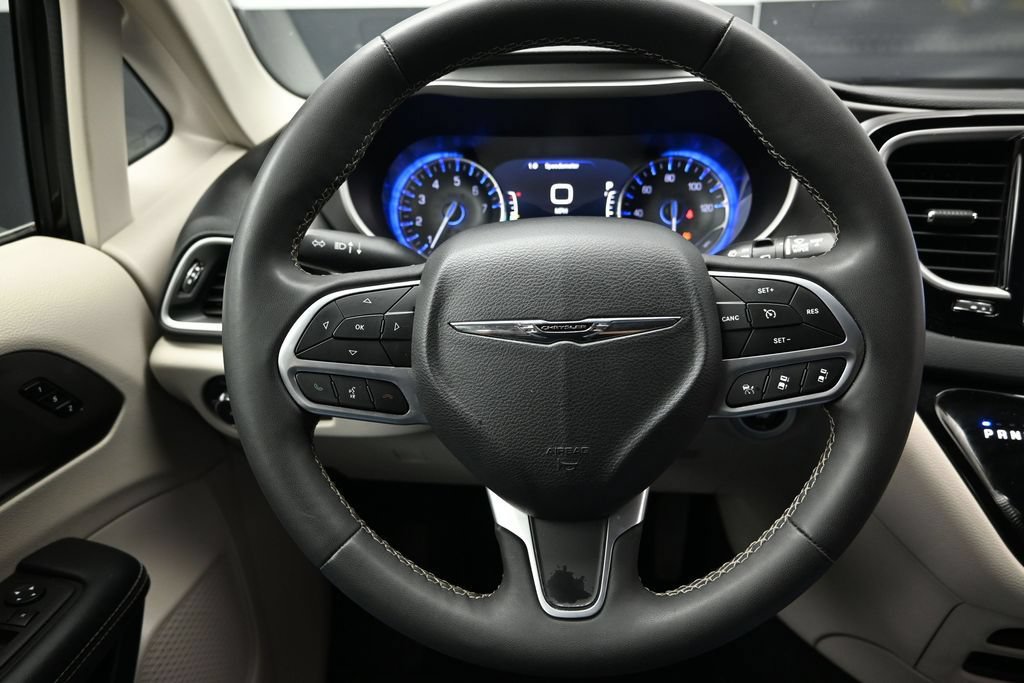 Used 2023 Chrysler Pacifica Touring-L FWD image 26