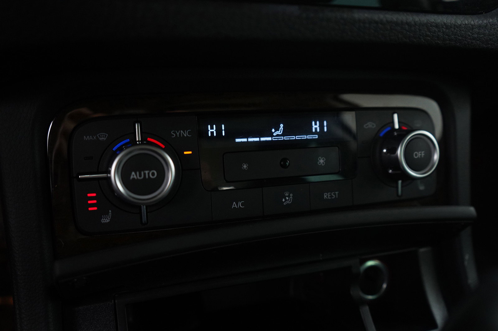 Used 2014 Volkswagen Touareg TDI image 22