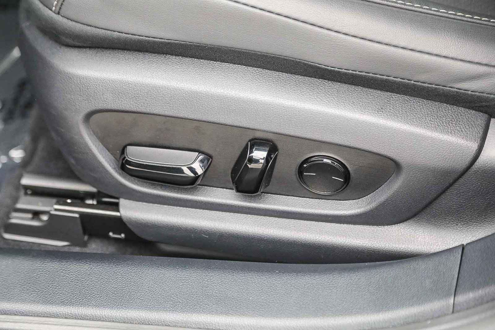 Certified 2025 Lexus ES 300h w/ Premium Package image 19