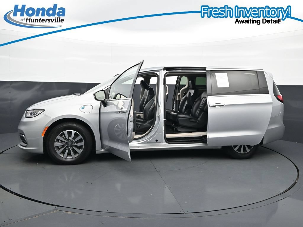 Used 2023 Chrysler Pacifica Touring-L FWD image 44