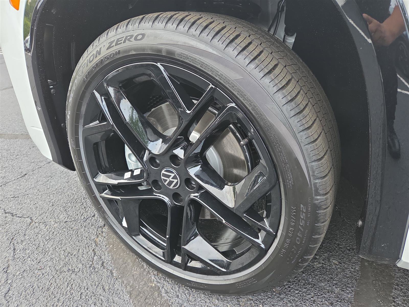 New 2025 Volkswagen Tiguan SE R-Line image 10