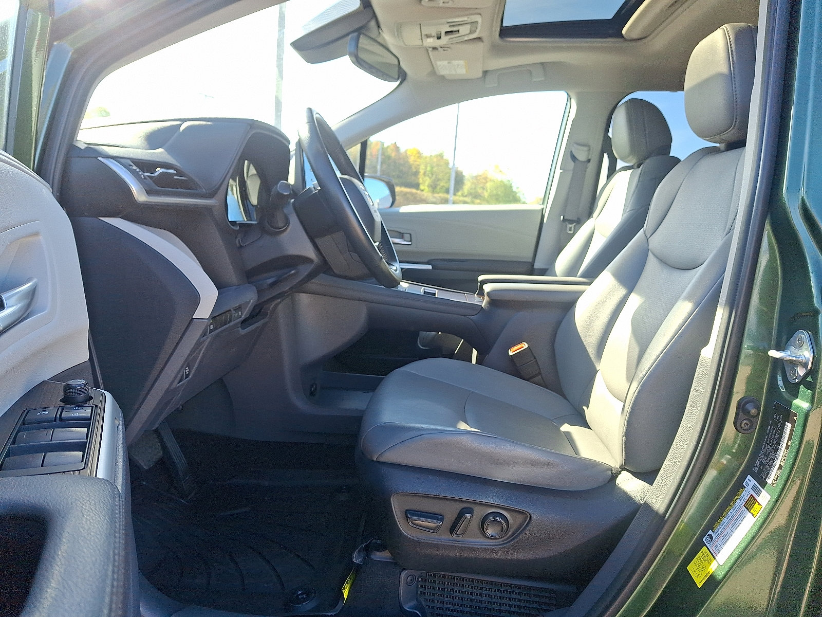 Used 2023 Toyota Sienna XLE image 14