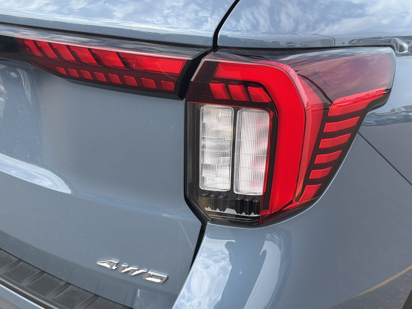 Used 2025 Ford Explorer Active AWD/4WD image 17
