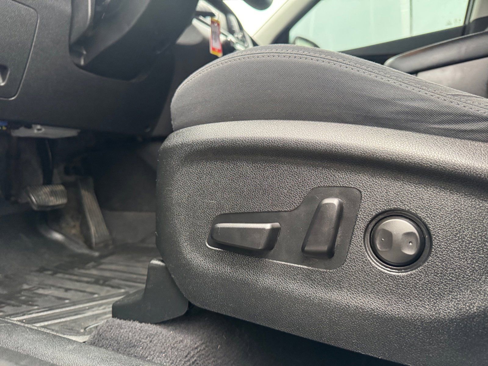 Used 2019 Kia Sorento LX w/ LX Convenience Package image 18