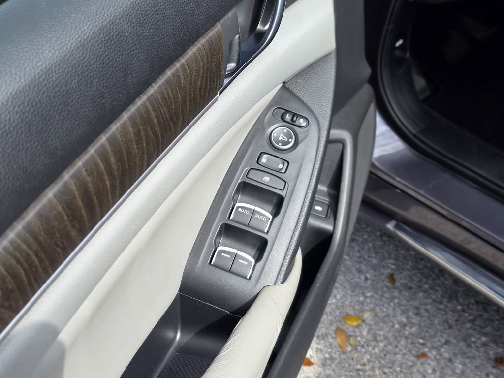 Used 2018 Honda Accord EX image 17