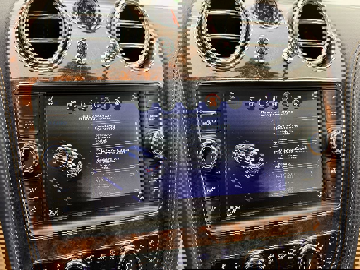 Used 2017 Bentley Bentayga image 19