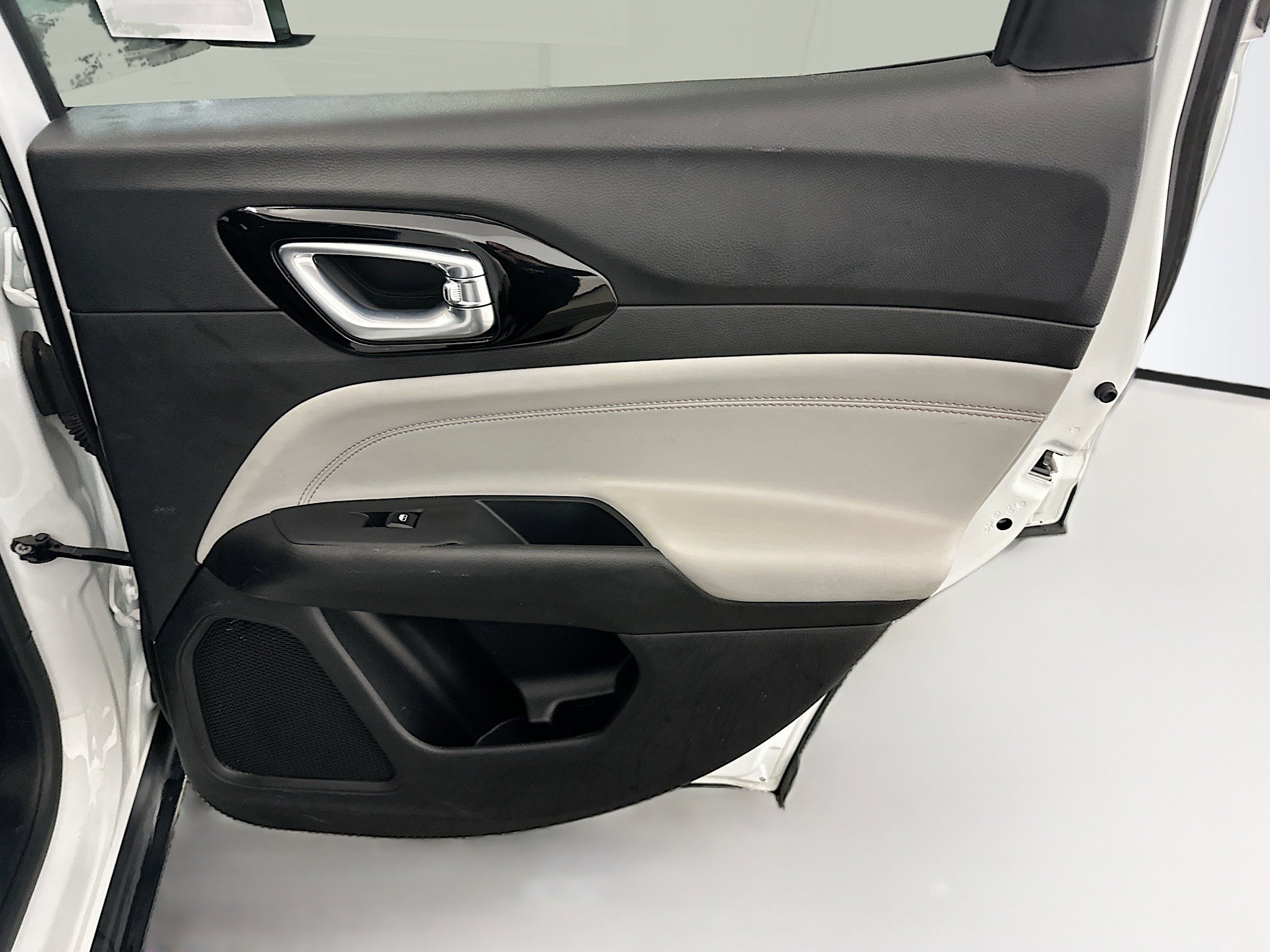 Used 2025 Jeep Compass Limited image 30