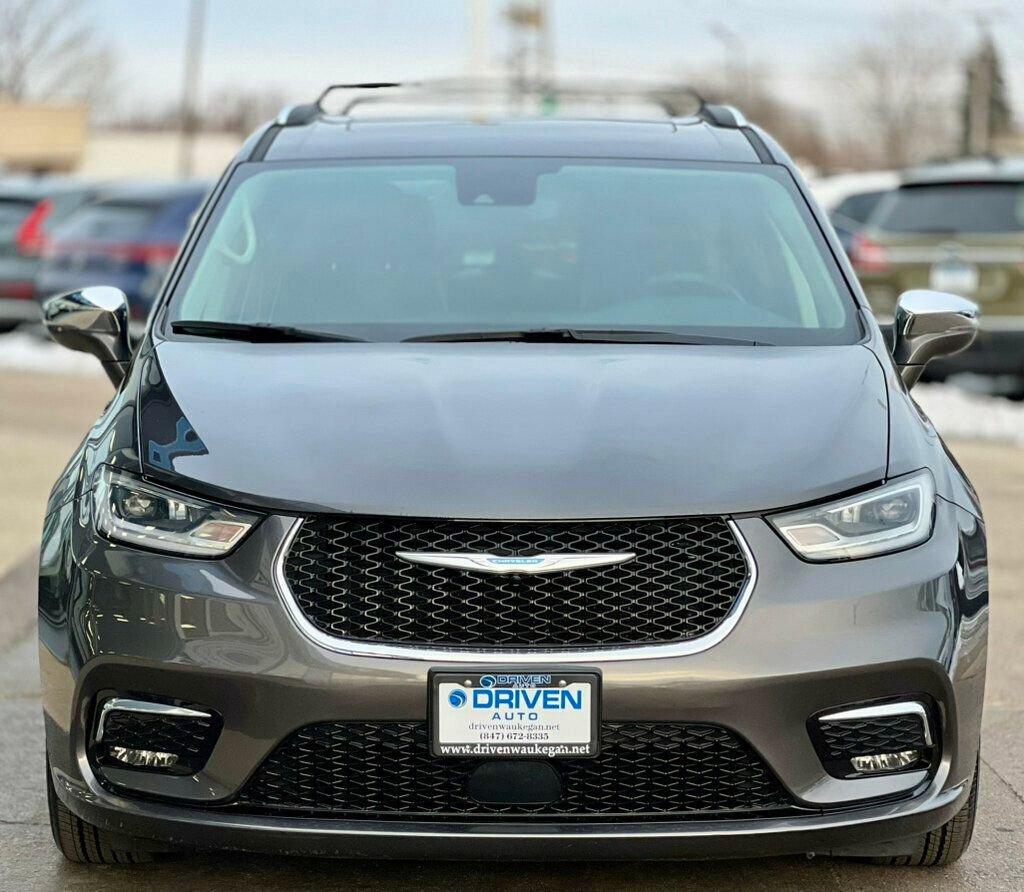 Used 2021 Chrysler Pacifica Limited w/ Uconnect Theater Family Group image 48