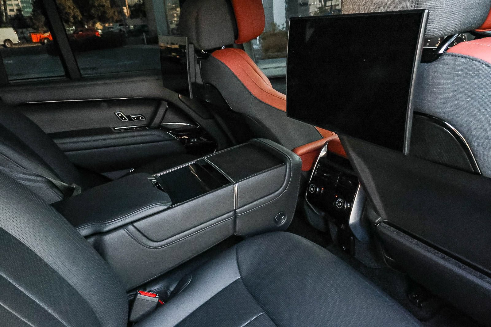 Certified 2024 Land Rover Range Rover SV AWD/4WD image 18