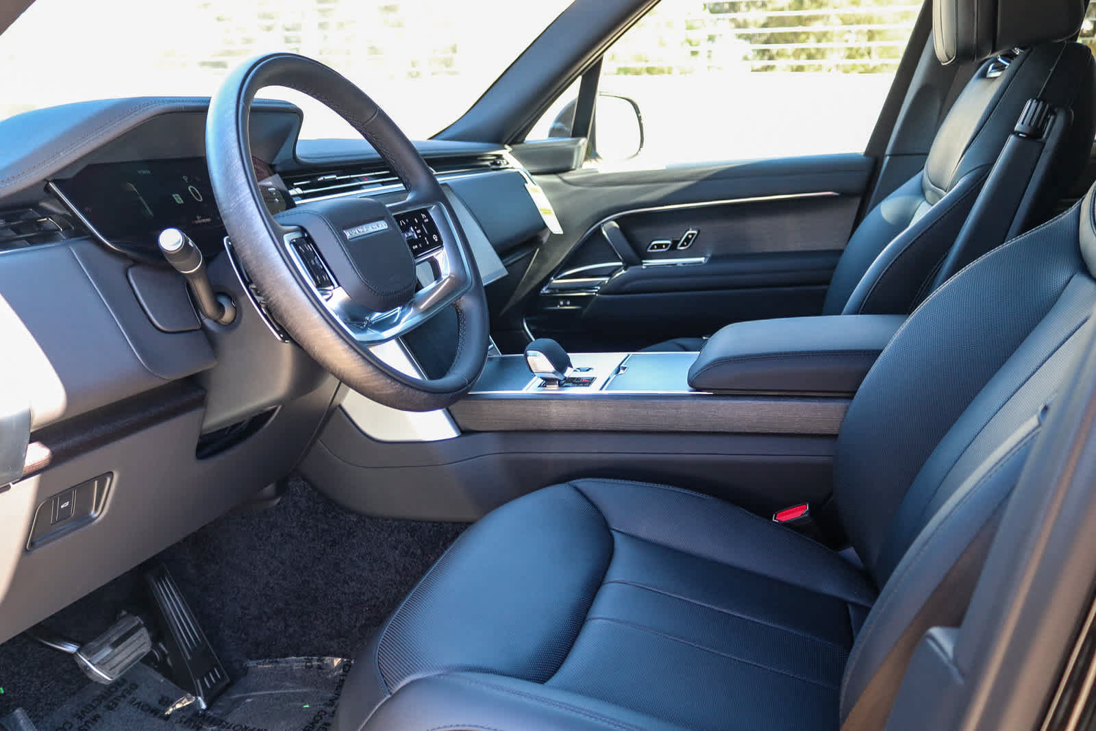 New 2026 Land Rover Range Rover Long Wheelbase SE AWD/4WD image 17