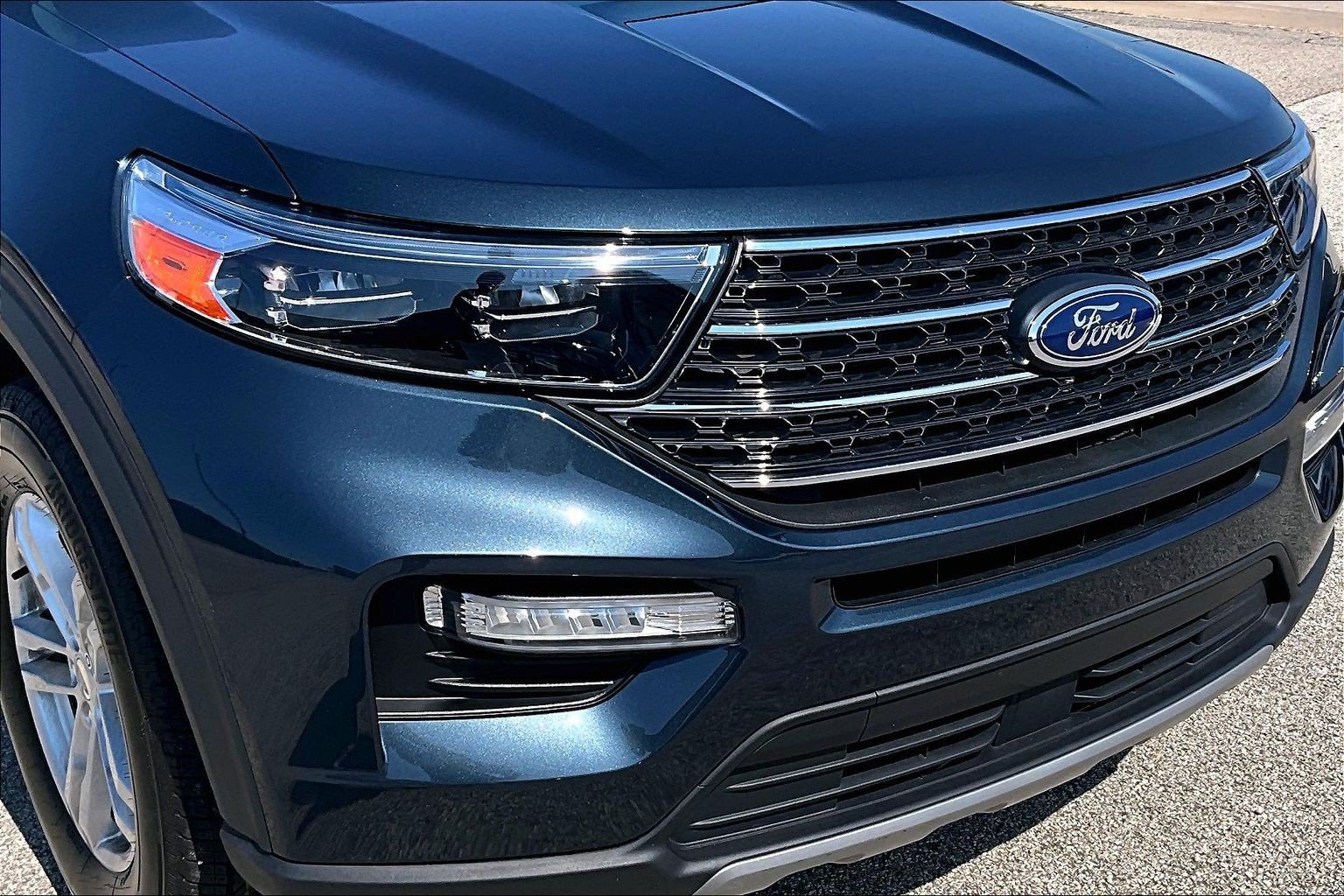 Used 2023 Ford Explorer XLT w/ Equipment Group 202A AWD/4WD image 32