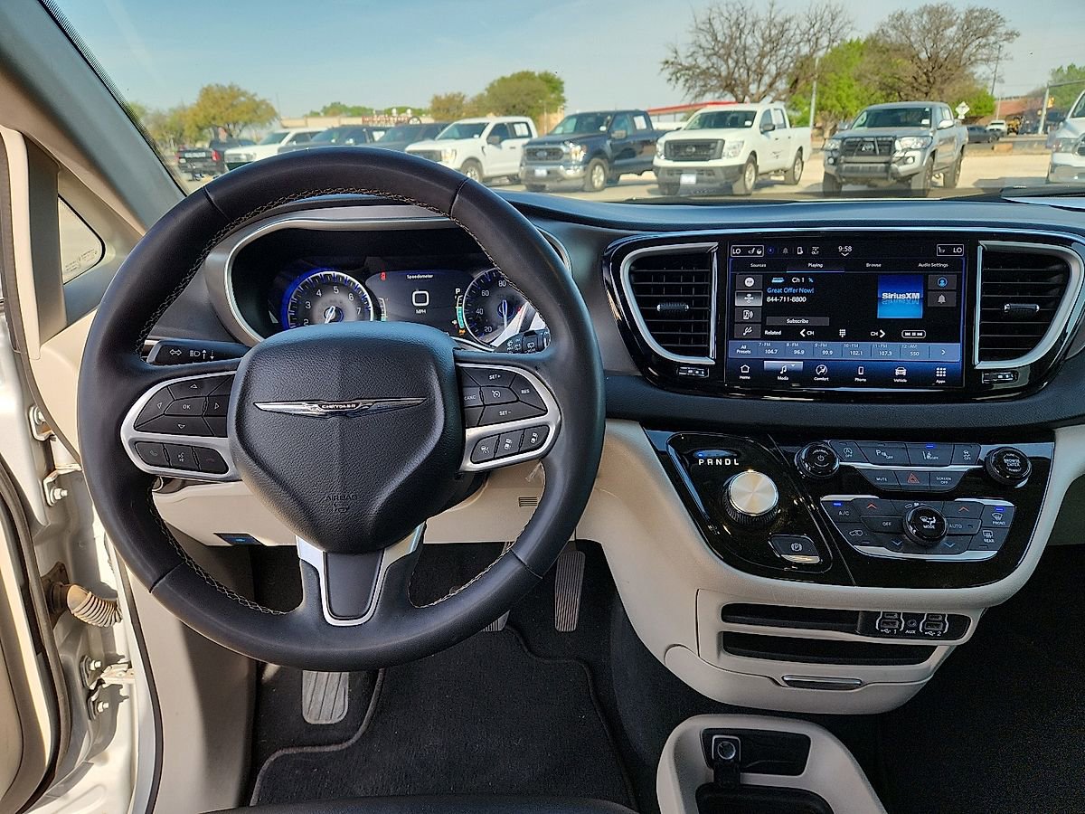 Used 2024 Chrysler Pacifica Touring-L FWD image 6