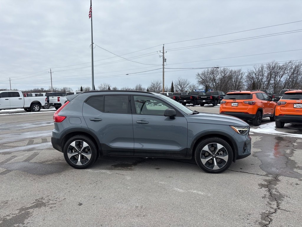 Used 2023 Volvo XC40 B4 Ultimate image 2