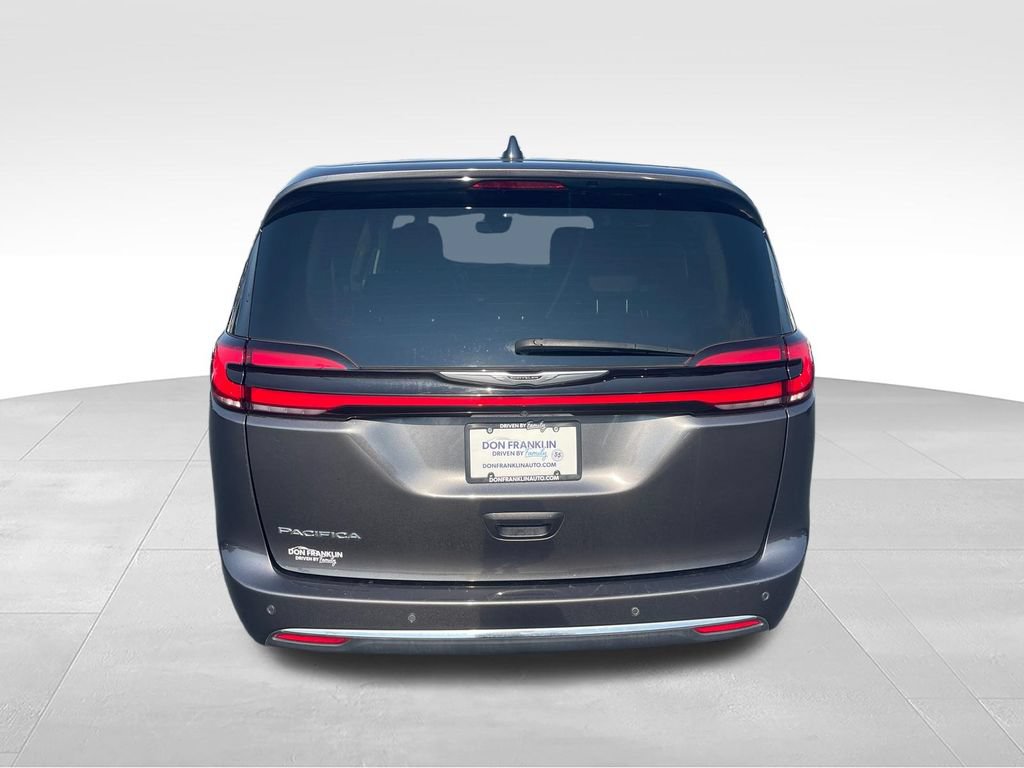 Used 2023 Chrysler Pacifica Touring-L FWD image 4