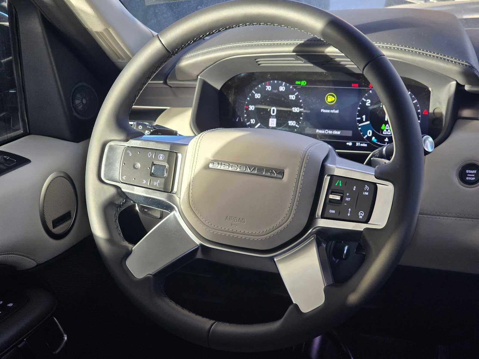 Used 2025 Land Rover Discovery Metropolitan Edition image 12
