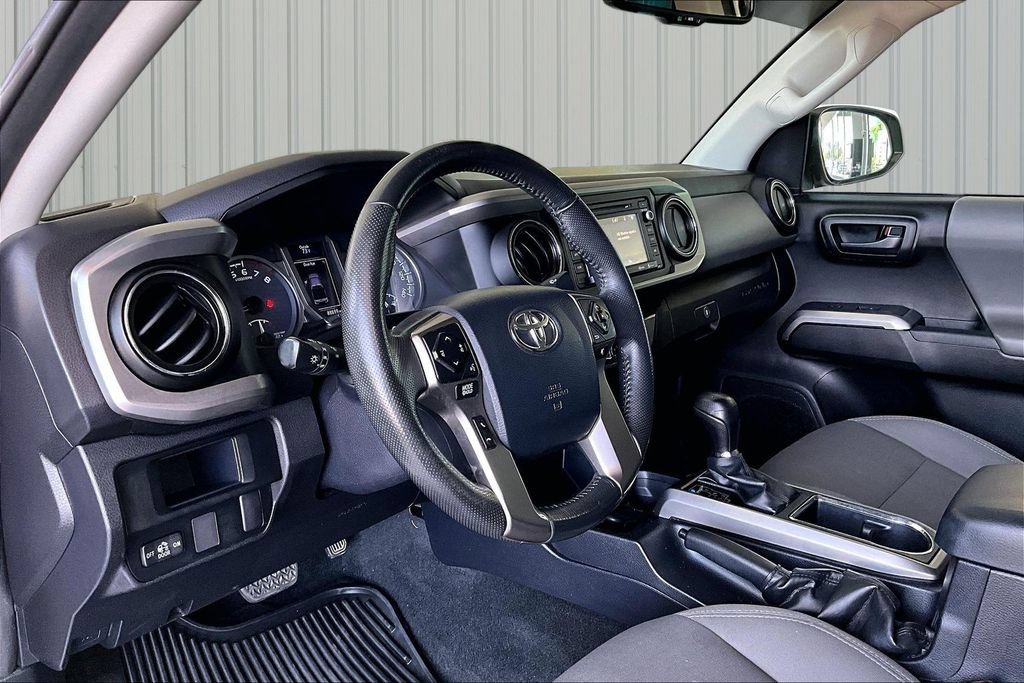 Used 2017 Toyota Tacoma SR5 w/ Tow Package RWD image 4