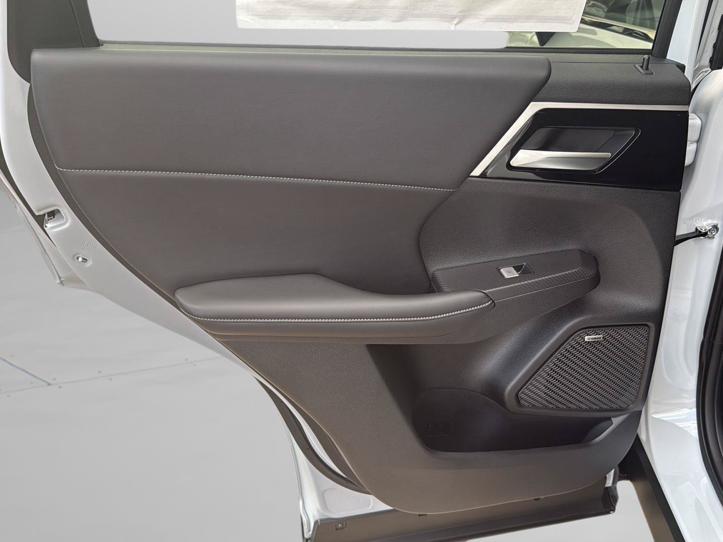 New 2026 Mitsubishi Outlander AWD image 32
