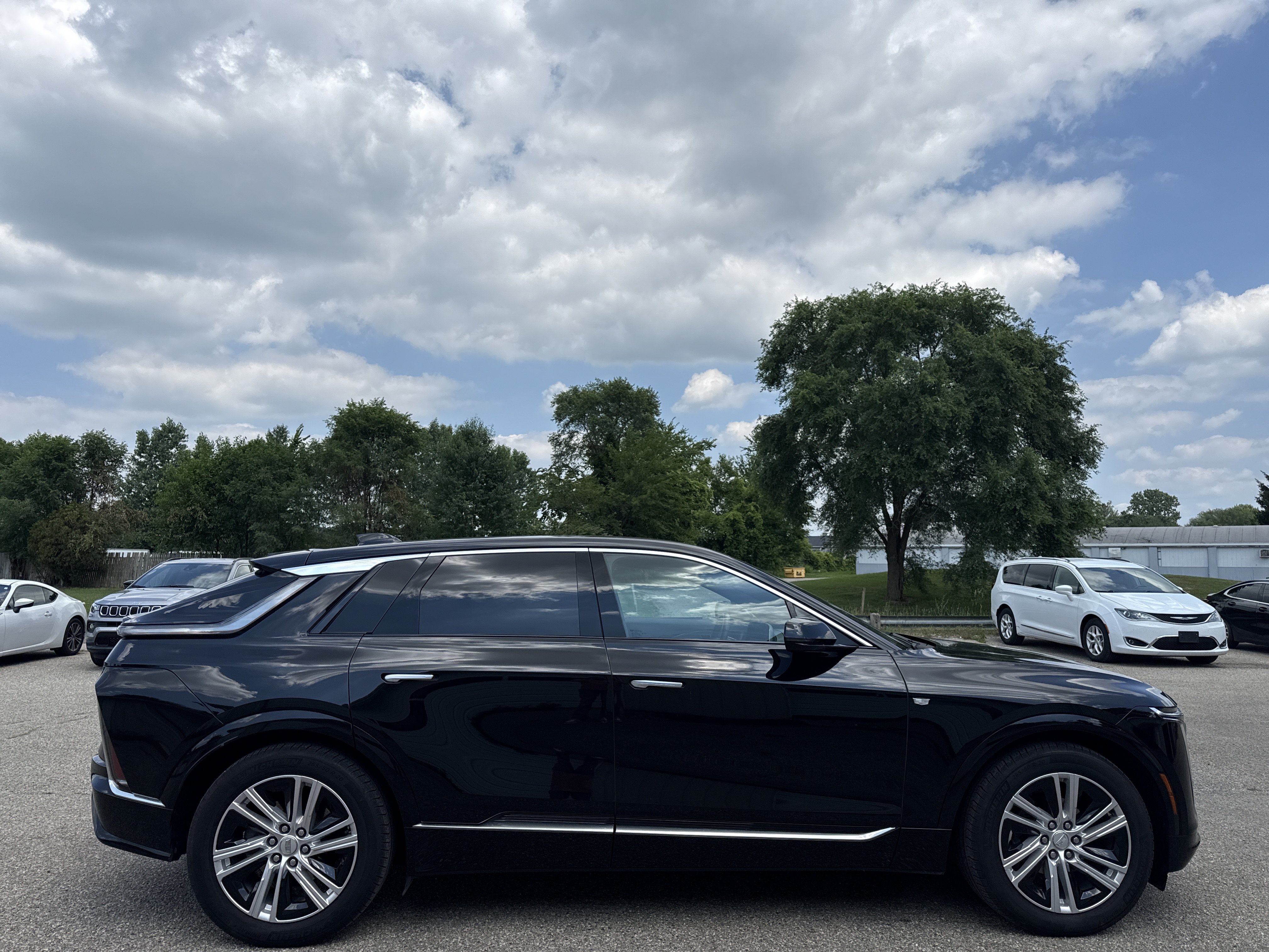 Used 2024 Cadillac Lyriq Tech AWD/4WD image 2