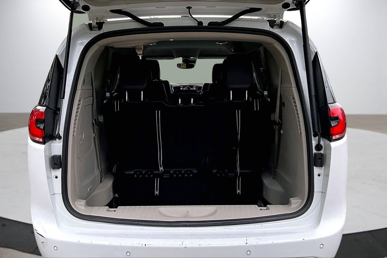 Certified 2024 Chrysler Pacifica Select image 26